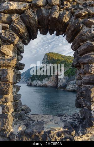 Montagnes Rocheuses sur la rive de la mer vue à travers la fenêtre en pierre.Italie, Ligurie, Portovenere Banque D'Images