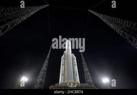 La fusée Ariane 5 d'Arianespace avec le télescope spatial James Webb de la NASA à bord, est vue sur le plateau de lancement, le jeudi 23 décembre 2021, au Spaceport d'Europe,Le Centre spatial de la Guyane à Kourou, Guyane française.Le télescope spatial James Webb (parfois appelé JWST ou Webb) est un grand télescope infrarouge doté d'un miroir primaire de 21,3 pieds (6,5 mètres).L'observatoire étudiera chaque phase de l'histoire cosmique, de l'intérieur de notre système solaire aux galaxies observables les plus éloignées du début de l'univers.Crédit obligatoire : Bill Ingalls / NASA via CNP /ABACAPRESS.COM Banque D'Images