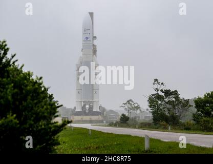 La fusée Ariane 5 d'Arianespace, avec le télescope spatial James Webb de la NASA, est déployée sur le plateau de lancement, le jeudi 23 décembre 2021, au Spaceport d'Europe,Le Centre spatial de la Guyane à Kourou, Guyane française.Le télescope spatial James Webb (parfois appelé JWST ou Webb) est un grand télescope infrarouge doté d'un miroir primaire de 21,3 pieds (6,5 mètres).L'observatoire étudiera chaque phase de l'histoire cosmique, de l'intérieur de notre système solaire aux galaxies observables les plus éloignées du début de l'univers.Crédit obligatoire : Bill Ingalls / NASA via CNP /ABACAPRESS.COM Banque D'Images