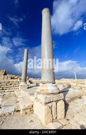 Kourion pilier ruines du temple, ancienne cité-état grecque sur la côte sud-ouest de Chypre, est méditerranéen Banque D'Images