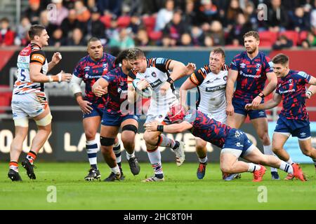 Bristol, Royaume-Uni.26th décembre 2021.Freddie Steward de Leicester Tigers est attaqué lors du match de rugby Gallagher Premiership entre Bristol Rugby et Leicester Tigers à Ashton Gate, Bristol, Angleterre, le 26 décembre 2021.Photo de Scott Boulton.Utilisation éditoriale uniquement, licence requise pour une utilisation commerciale.Aucune utilisation dans les Paris, les jeux ou les publications d'un seul club/ligue/joueur.Crédit : UK Sports pics Ltd/Alay Live News Banque D'Images