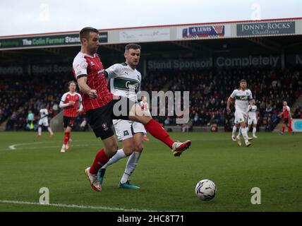 Andy Williams (à gauche) de Cheltenham Town et Macaulay Gillesphey de Plymouth Argyle se battent pour le ballon lors du match de la Sky Bet League One au stade Jonny-Rocks, Cheltenham.Date de la photo: Dimanche 26 décembre 2021. Banque D'Images