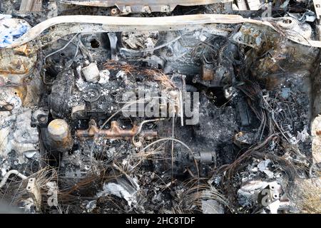 Voiture Volkswagen Golf GTI brûlée à Field Banque D'Images