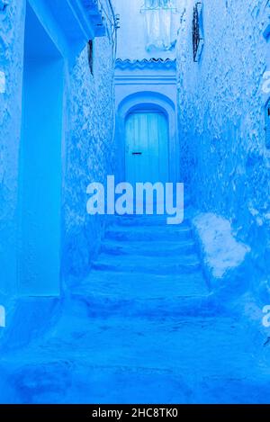 La célèbre maison de couleur bleue avec une porte en bois voûtée traditionnelle Banque D'Images