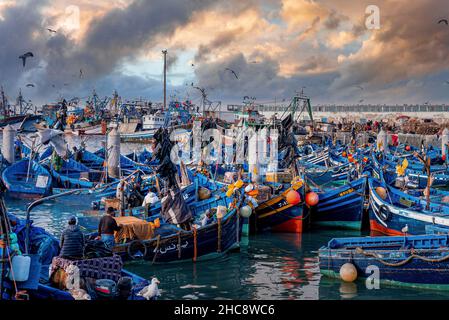 Bateaux de pêche en bois ancrés à la marina, dans un ciel nuageux et spectaculaire Banque D'Images