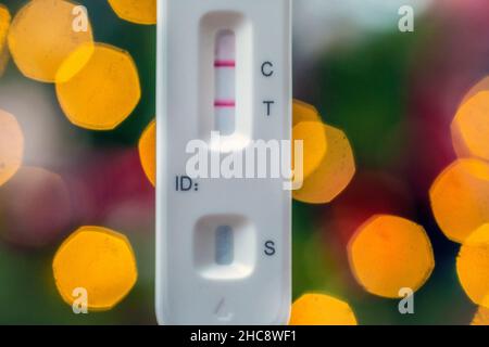 Accueil kit de test pour coronavirus montrant positiv result.Covid Rising Omicron Christmas cases. Banque D'Images
