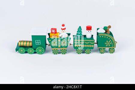 Jouet train de Noël.Chemin de fer en bois vert pour Noël vacances. Banque D'Images