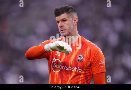 Fraser Forster, gardien de but de Southampton, lors du match de la Premier League au London Stadium, à Londres.Date de la photo: Dimanche 26 décembre 2021. Banque D'Images