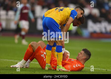 Stade de Londres, Londres, Royaume-Uni.26th décembre 2021.Premier League football West Ham versus Southampton; Fraser Forster de Southampton tombe blessé crédit: Action plus Sports/Alay Live News Banque D'Images