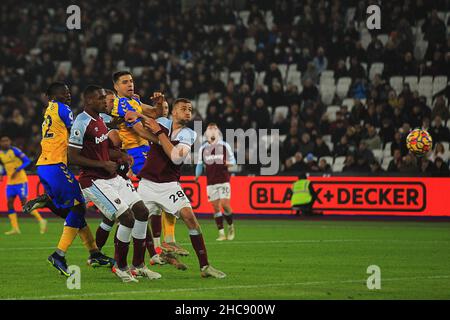 Londres, Royaume-Uni.26th décembre 2021.Jan Bednarek, de Southampton (c), a obtenu le score de 3rd pour ses équipes.Match de la Premier League, West Ham Utd v Southampton au stade de Londres, parc olympique Queen Elizabeth à Londres le lendemain de Noël, dimanche 26th décembre 2021. Cette image ne peut être utilisée qu'à des fins éditoriales.Utilisation éditoriale uniquement, licence requise pour une utilisation commerciale.Aucune utilisation dans les Paris, les jeux ou les publications d'un seul club/ligue/joueur. photo par Steffan Bowen/Andrew Orchard sports photographie/Alay Live news crédit: Andrew Orchard sports photographie/Alay Live News Banque D'Images