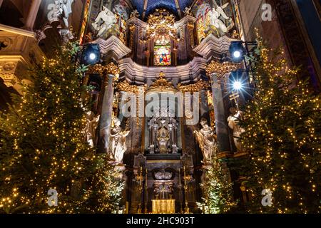 Lviv, Ukraine - 25 décembre 2021 : décoration de Noël dans la basilique de l'ArchaCathédrale de l'Assomption de la Sainte Vierge Marie à Lviv, Ukraine Banque D'Images