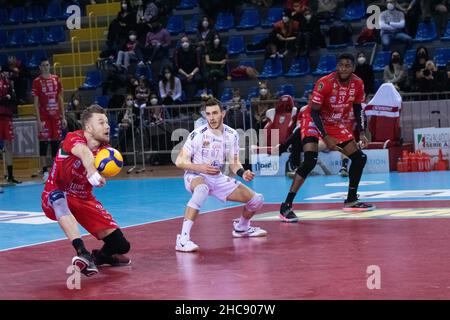 Civitanova Marche, Italie.26th décembre 2021.Difesa di Ivan Zaytsev, Cucine Lube Civitanova durante Cucine Lube Civitanova vs Kioene Padova, Campionato di Volley Superlega Serie A in Civitanova Marche, Italia, 26 dicembre 2021 crédit: Independent photo Agency/Alay Live News Banque D'Images