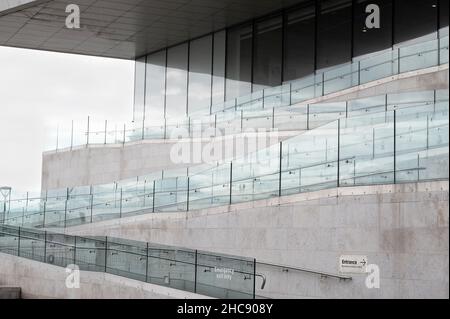 Un gros plan de l'entrée du musée de Liverpool, reflétant le ciel nuageux dans les barrières de verre Banque D'Images