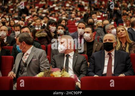 Gaziantep, Anatolie du Sud-est, Turquie.23rd décembre 2021.Gaziantep, Turquie.23 décembre 2021.Le Président de la TOBB, Rifat HisarcıklıoÄŸlu, prend la parole au Forum G3 du Centre des Congrès et des Arts de la ville de Gaziantep, dans le sud de la Turquie.Cet événement, qui visait à sensibiliser l'opinion à l'esprit d'entreprise et à diffuser la culture entrepreneuriale, a réuni des fonctionnaires turcs, des représentants d'ONG, des hommes d'affaires et des entrepreneurs.Le Forum a été accueilli par la Chambre d'industrie de Gaziantep (GSO), la Chambre de commerce de Gaziantep (GTO) et la Bourse de marchandises de Gaziantep (GTB), tout en étant coordonné par l'Union Banque D'Images