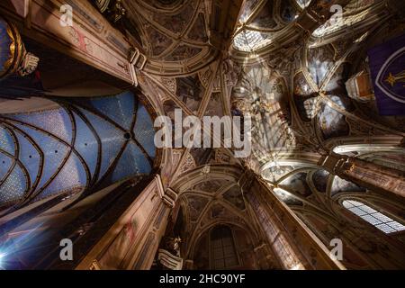 Lviv, Ukraine - 25 décembre 2021 : intérieur de l'Archicathédrale Basilique de l'Assomption de la Sainte Vierge Marie (cathédrale latine) à Lviv, Ukra Banque D'Images