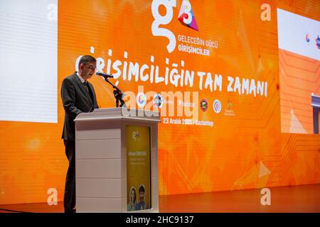 Gaziantep, Anatolie du Sud-est, Turquie.23rd décembre 2021.Gaziantep, Turquie.23 décembre 2021.Adnan Ãœnverdi, président du conseil d'administration de GSO, s'exprime au Forum de G3 au Centre des Congrès et des arts de la ville de Gaziantep, dans le sud de la Turquie.Cet événement, qui visait à sensibiliser l'opinion à l'esprit d'entreprise et à diffuser la culture entrepreneuriale, a réuni des fonctionnaires turcs, des représentants d'ONG, des hommes d'affaires et des entrepreneurs.Le Forum a été accueilli par la Chambre d'industrie de Gaziantep (GSO), la Chambre de commerce de Gaziantep (GTO) et la Bourse de marchandises de Gaziantep (GTB), tout en étant coordonné par l'Uni Banque D'Images