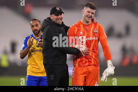 Ralph Hasenhuttl, directeur de Southampton, fête avec Fraser Forster (à droite) après le match de la Premier League au London Stadium, à Londres.Date de la photo: Dimanche 26 décembre 2021. Banque D'Images