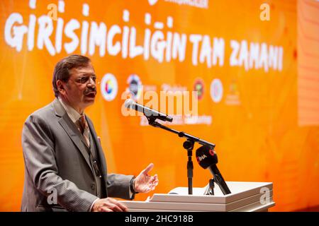 Gaziantep, Anatolie du Sud-est, Turquie.23rd décembre 2021.Gaziantep, Turquie.23 décembre 2021.Le Président de la TOBB, Rifat HisarcıklıoÄŸlu, prend la parole au Forum G3 du Centre des Congrès et des Arts de la ville de Gaziantep, dans le sud de la Turquie.Cet événement, qui visait à sensibiliser l'opinion à l'esprit d'entreprise et à diffuser la culture entrepreneuriale, a réuni des fonctionnaires turcs, des représentants d'ONG, des hommes d'affaires et des entrepreneurs.Le Forum a été accueilli par la Chambre d'industrie de Gaziantep (GSO), la Chambre de commerce de Gaziantep (GTO) et la Bourse de marchandises de Gaziantep (GTB), tout en étant coordonné par l'Union Banque D'Images