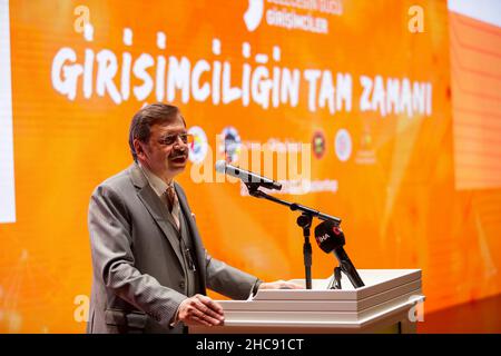 Gaziantep, Anatolie du Sud-est, Turquie.23rd décembre 2021.Gaziantep, Turquie.23 décembre 2021.Le Président de la TOBB, Rifat HisarcıklıoÄŸlu, prend la parole au Forum G3 du Centre des Congrès et des Arts de la ville de Gaziantep, dans le sud de la Turquie.Cet événement, qui visait à sensibiliser l'opinion à l'esprit d'entreprise et à diffuser la culture entrepreneuriale, a réuni des fonctionnaires turcs, des représentants d'ONG, des hommes d'affaires et des entrepreneurs.Le Forum a été accueilli par la Chambre d'industrie de Gaziantep (GSO), la Chambre de commerce de Gaziantep (GTO) et la Bourse de marchandises de Gaziantep (GTB), tout en étant coordonné par l'Union Banque D'Images