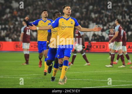 Londres, Royaume-Uni.26th décembre 2021.Jan Bednarek, de Southampton (c), célèbre après avoir obtenu le troisième but de son équipe.Match de la Premier League, West Ham Utd v Southampton au stade de Londres, parc olympique Queen Elizabeth à Londres le lendemain de Noël, dimanche 26th décembre 2021. Cette image ne peut être utilisée qu'à des fins éditoriales.Utilisation éditoriale uniquement, licence requise pour une utilisation commerciale.Aucune utilisation dans les Paris, les jeux ou les publications d'un seul club/ligue/joueur. photo par Steffan Bowen/Andrew Orchard sports photographie/Alay Live news crédit: Andrew Orchard sports photographie/Alay Live News Banque D'Images