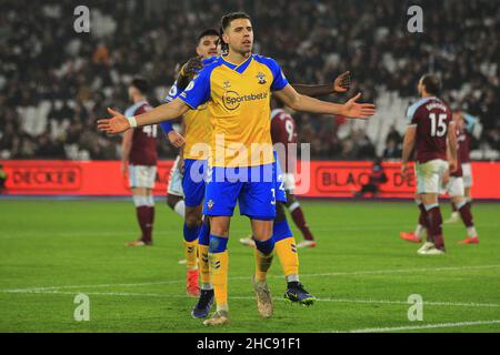 Londres, Royaume-Uni.26th décembre 2021.Jan Bednarek, de Southampton, fête ses célébrations après avoir obtenu le troisième but de son équipe.Match de la Premier League, West Ham Utd v Southampton au stade de Londres, parc olympique Queen Elizabeth à Londres le lendemain de Noël, dimanche 26th décembre 2021. Cette image ne peut être utilisée qu'à des fins éditoriales.Utilisation éditoriale uniquement, licence requise pour une utilisation commerciale.Aucune utilisation dans les Paris, les jeux ou les publications d'un seul club/ligue/joueur. photo par Steffan Bowen/Andrew Orchard sports photographie/Alay Live news crédit: Andrew Orchard sports photographie/Alay Live News Banque D'Images