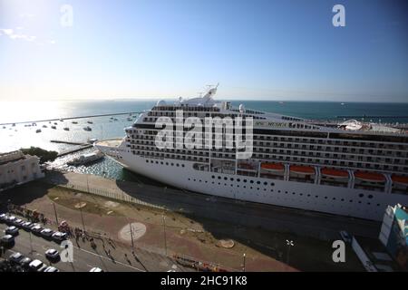 salvador, bahia, brésil - 3 janvier 2018 : un navire transatlantique est amarré dans le port de Salvador. Banque D'Images