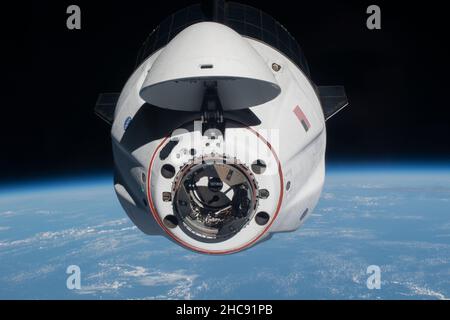 International Space Station, États-Unis d'Amérique.24 avril 2021.Le vaisseau spatial SpaceX Crew Dragon Endeavour transportant les astronautes de l'équipage-2 approche du module Harmony pour s'arrimer à la Station spatiale internationale le 24 avril 2021 à Earth Orbit.Les astronautes de la mission SpaceX Crew-2 de la NASA à bord sont le commandant Shane Kimbrough pilote Megan McArthur, les spécialistes de la mission JAXA Akihiko Hoshide et l'astronaute de l'ESA Thomas Pesquet.Credit: NASA photo/NASA/Alamy Live News Banque D'Images