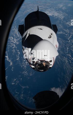 International Space Station, États-Unis d'Amérique.24 avril 2021.Le vaisseau spatial SpaceX Crew Dragon Endeavour transportant les astronautes de l'équipage-2 approche du module Harmony pour s'arrimer à la Station spatiale internationale le 24 avril 2021 à Earth Orbit.Les astronautes de la mission SpaceX Crew-2 de la NASA à bord sont le commandant Shane Kimbrough pilote Megan McArthur, les spécialistes de la mission JAXA Akihiko Hoshide et l'astronaute de l'ESA Thomas Pesquet.Credit: NASA photo/NASA/Alamy Live News Banque D'Images