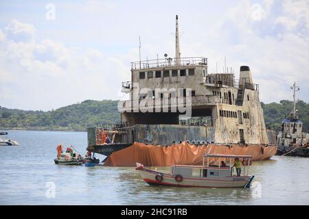 salvador, bahia, brésil - 26 avril 2019 : ruines du Ferry Boat Monte Serrat.Le navire a fait le passage par véhicule et piétons de Salvador Banque D'Images