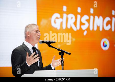 Gaziantep, Anatolie du Sud-est, Turquie.23rd décembre 2021.Gaziantep, Turquie.23 décembre 2021.Le gouverneur de Gaziantep, Davut Gül, prend la parole au Forum de G3 au Centre des Congrès et des arts de la ville de Gaziantep, dans le sud de la Turquie.Cet événement, qui visait à sensibiliser l'opinion à l'esprit d'entreprise et à diffuser la culture entrepreneuriale, a réuni des fonctionnaires turcs, des représentants d'ONG, des hommes d'affaires et des entrepreneurs.Le Forum a été accueilli par la Chambre d'industrie de Gaziantep (GSO), la Chambre de commerce de Gaziantep (GTO) et la Bourse de marchandises de Gaziantep (GTB), tout en étant coordonné par l'Union de Chamb Banque D'Images