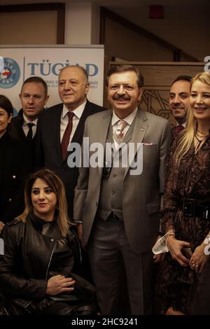 Gaziantep, Anatolie du Sud-est, Turquie.23rd décembre 2021.Gaziantep, Turquie.23 décembre 2021.Le Président de la TOBB, Rifat HisarcıklıoÄŸlu, prend la parole au Forum G3 du Centre des Congrès et des Arts de la ville de Gaziantep, dans le sud de la Turquie.Cet événement, qui visait à sensibiliser l'opinion à l'esprit d'entreprise et à diffuser la culture entrepreneuriale, a réuni des fonctionnaires turcs, des représentants d'ONG, des hommes d'affaires et des entrepreneurs.Le Forum a été accueilli par la Chambre d'industrie de Gaziantep (GSO), la Chambre de commerce de Gaziantep (GTO) et la Bourse de marchandises de Gaziantep (GTB), tout en étant coordonné par l'Union Banque D'Images