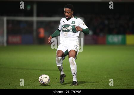 CHELTENHAM, ROYAUME-UNI.DÉC 26th Niall Ennis de Plymouth Argyle photographié avec le ballon lors du match de la Sky Bet League 1 entre Cheltenham Town et Plymouth Argyle au stade Jonny-Rocks, Cheltenham, le dimanche 26th décembre 2021.(Crédit : Kieran Riley | INFORMATIONS MI) crédit : INFORMATIONS MI et sport /Actualités Alay Live Banque D'Images