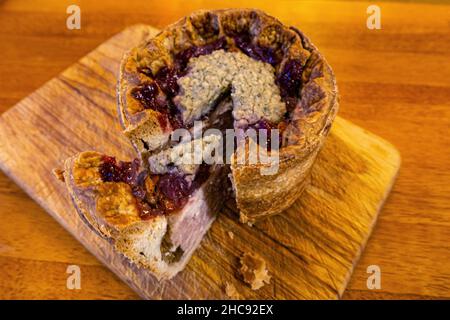 tarte au porc faite maison avec farce Banque D'Images