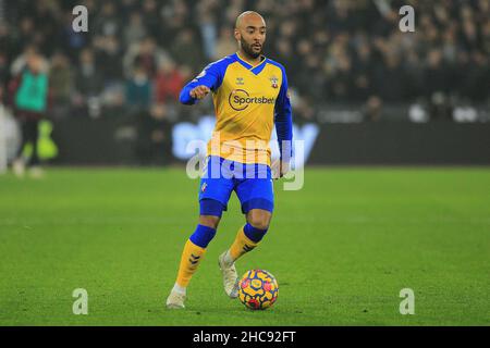 Londres, Royaume-Uni.26th décembre 2021.Nathan Redmond de Southampton en action pendant le match.Match de la Premier League, West Ham Utd v Southampton au stade de Londres, parc olympique Queen Elizabeth à Londres le lendemain de Noël, dimanche 26th décembre 2021. Cette image ne peut être utilisée qu'à des fins éditoriales.Utilisation éditoriale uniquement, licence requise pour une utilisation commerciale.Aucune utilisation dans les Paris, les jeux ou les publications d'un seul club/ligue/joueur. photo par Steffan Bowen/Andrew Orchard sports photographie/Alay Live news crédit: Andrew Orchard sports photographie/Alay Live News Banque D'Images