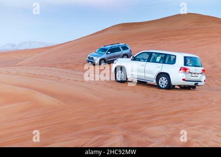 Dubaï, Émirats Arabes Unis - 12.15.2021 - prise de vue d'un vus sur une dune de sable. Banque D'Images