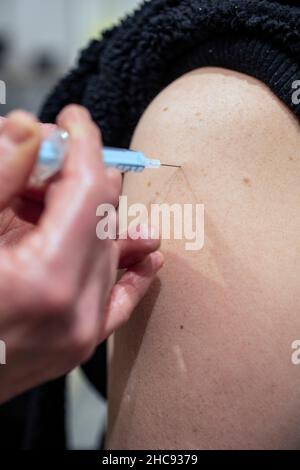 Une goutte dans le centre Covid Vaccine Booster au centre d'événements du Yorkshire, Harrogate, Yorkshire.Depuis le début de la campagne de rappel, le centre a administré 6613 jabs de rappel sur une période de cinq jours. Banque D'Images