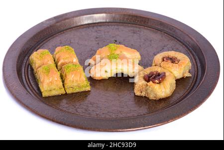 Gros plan d'un ancien plateau de cuivre martelé avec de la baklava fraîche, une pâtisserie traditionnelle faite de noix et de sucre, sur elle Banque D'Images