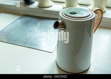 bouilloire électrique blanche sur le plan de travail de la cuisine Banque D'Images