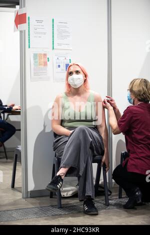 Une goutte dans le centre Covid Vaccine Booster au centre d'événements du Yorkshire, Harrogate, Yorkshire.Depuis le début de la campagne de rappel, le centre a administré 6613 jabs de rappel sur une période de cinq jours.Jessica Jones (27 ans), Designer de Manchester, obtient son vaccin Covid Booster. Banque D'Images