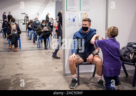 Une goutte dans le centre Covid Vaccine Booster au centre d'événements du Yorkshire, Harrogate, Yorkshire.Depuis le début de la campagne de rappel, le centre a administré 6613 jabs de rappel sur une période de cinq jours.Louie Swain (27) reçoit son vaccin de rappel Covid. Banque D'Images