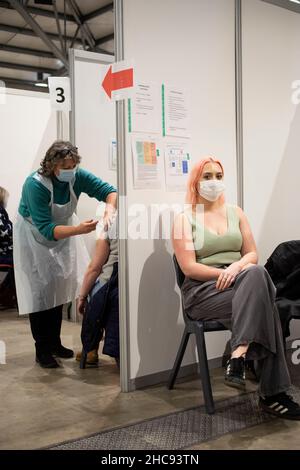 Une goutte dans le centre Covid Vaccine Booster au centre d'événements du Yorkshire, Harrogate, Yorkshire.Depuis le début de la campagne de rappel, le centre a administré 6613 jabs de rappel sur une période de cinq jours.Jessica Jones (28 ans), une créatrice de mode, attend de recevoir son jab de rappel covid. Banque D'Images