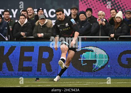 Barnett, Royaume-Uni.26th décembre 2021.Rugby, premier ministre.Saracens V Worcester Warriors.Stade StoneX.Barnett.Alex Lozowski (Saracens) donne des coups de pied.Credit: Sport en images/Alamy Live News Banque D'Images