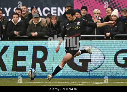 Barnett, Royaume-Uni.26th décembre 2021.Rugby, premier ministre.Saracens V Worcester Warriors.Stade StoneX.Barnett.Alex Lozowski (Saracens) donne des coups de pied.Credit: Sport en images/Alamy Live News Banque D'Images