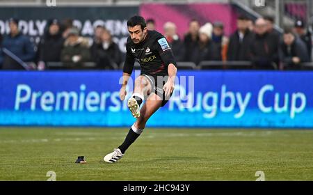 Barnett, Royaume-Uni.26th décembre 2021.Rugby, premier ministre.Saracens V Worcester Warriors.Stade StoneX.Barnett.Alex Lozowski (Saracens) donne des coups de pied.Credit: Sport en images/Alamy Live News Banque D'Images