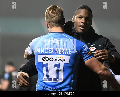 Barnett, Royaume-Uni.26th décembre 2021.Rugby, premier ministre.Saracens V Worcester Warriors.Stade StoneX.Barnett.Duhan van der Merwe (Worcester) et Maro Itoje (Saracens) se sont empais à la fin du match.Credit: Sport en images/Alamy Live News Banque D'Images