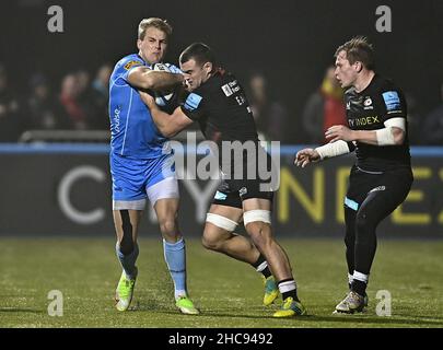 Barnett, Royaume-Uni.26th décembre 2021.Rugby, premier ministre.Saracens V Worcester Warriors.Stade StoneX.Barnett.Duhan van der Merwe (Worcester) est abordé par Ben Earl (Saracens).Credit: Sport en images/Alamy Live News Banque D'Images