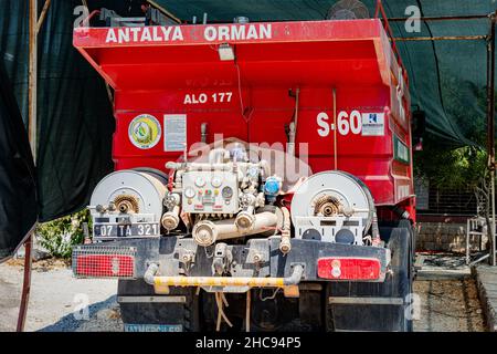 26 août 2021, Finike, Turquie: Les véhicules de protection contre les incendies et forestiers attendent des appels pour réagir et éteindre des feux de forêt destructeurs Banque D'Images