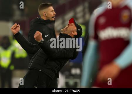 226th décembre 2021 ; London Stadium, Londres, Angleterre ; Premier League football West Ham versus Southampton ; Ralph Hasenhuttl, directeur de Southampton, célèbre leur victoire de 2-3 au coup de sifflet final Banque D'Images