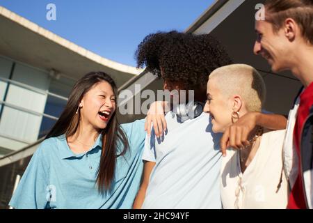 Groupe heureux d'élèves s'amusant ensemble. Banque D'Images