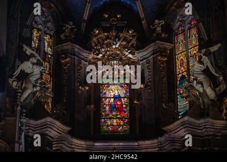 Lviv, Ukraine - 25 décembre 2021 : intérieur de l'Archicathédrale Basilique de l'Assomption de la Sainte Vierge Marie (cathédrale latine) à Lviv, Ukra Banque D'Images